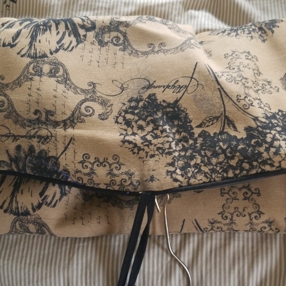 Hanging jewelry/ hygiene travel case